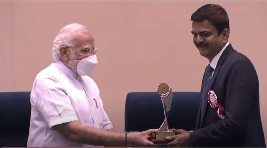 AtulKumarBJP's tweet photo. बिहार को मिला उद्यमी भारत राष्ट्रीय #MSME पुरस्कारों के तहत दूसरा पुरस्कार!प्रधानमंत्री @narendramodi जी के कर कमलों से बिहार के उद्योग विभाग के प्रधान सचिव @SandeepPoundrik ने यह पुरस्कार ग्रहण किया।उद्योग मंत्री @ShahnawazBJP जी के सशक्त नेतृत्व का नतीजा है!
@BJP4Bihar https://t.co/bu399Iyfix