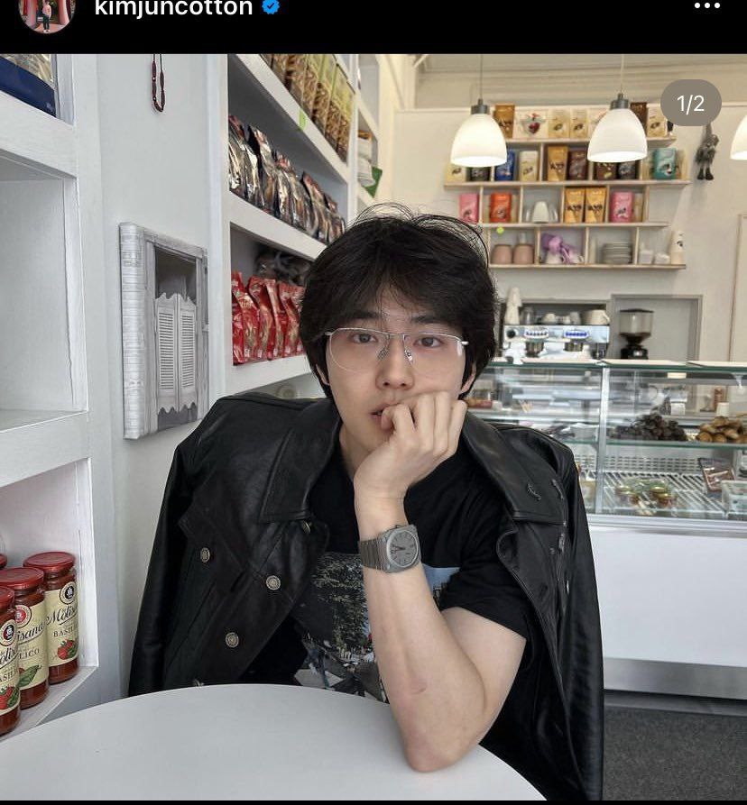 Suh2oLovers's tweet photo. یکی از فن‌ها دیروز به کافه‌ای رفته که #SUHO رفته بود و پستی ازش توی ویبو منتشر کرده. صاحب اونجا به فن گفته جونمیون برای نهار از ساعت ۱۲ تا حدودا ۱ اونجا بوده همچنین گفته میزها دونفره هستن، قبل از خوردن #수호 مؤدبانه ازش میپرسه می‌تونه یه صندلی دیگه به میز اضافه کنه. 
++ ⬇️ https://t.co/GtT94Y12GT