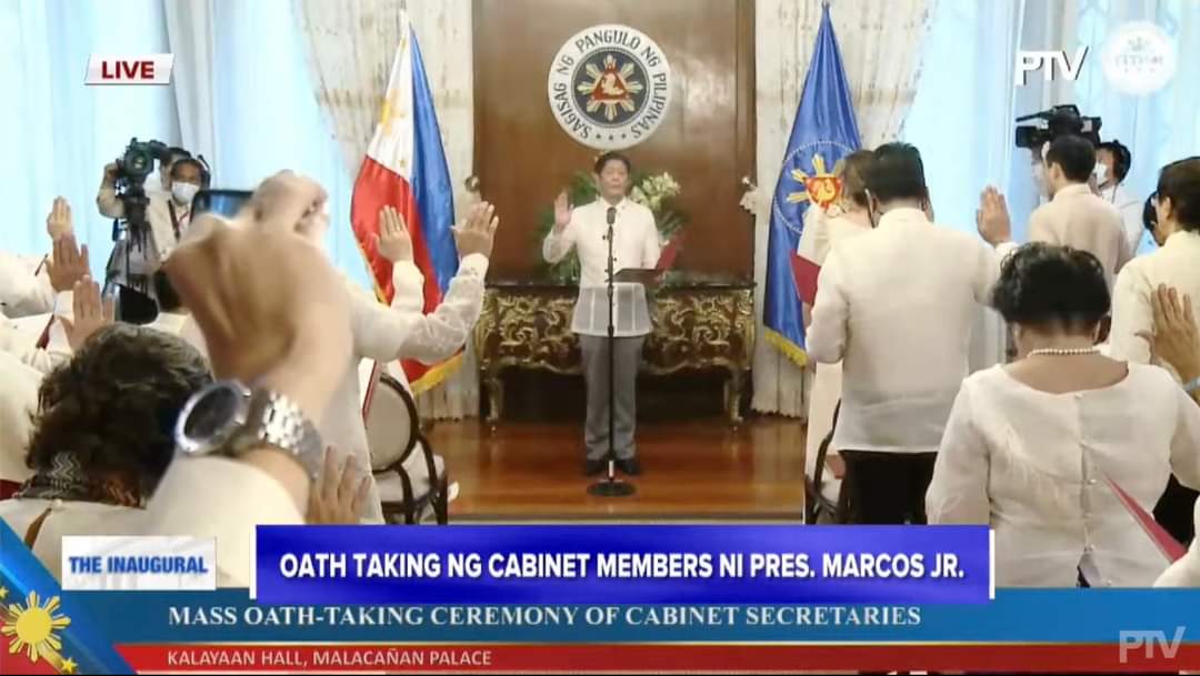 AlfredoGenom's tweet photo. The work begins. PBBM leads the oath-taking of his Cabinet members. 
#OurPresidentMarcosJr 🇵🇭 https://t.co/Avh94541kO