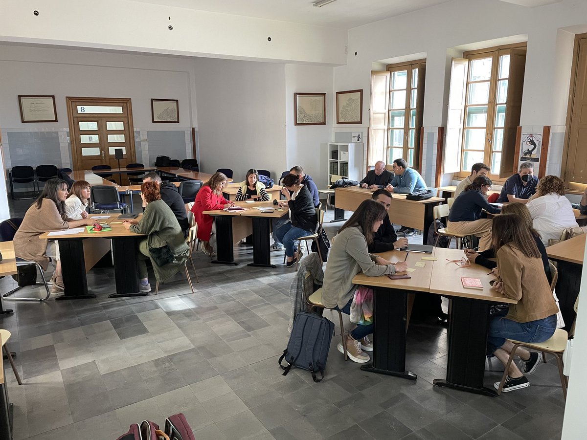 carmenpellicer_'s tweet photo. Hoy en #Santiago con los colegios de Lugo y Santiago diseñando caminos comunes @SanLorenzoLugo @casadoneno @smasuncion #LaMilagrosaLugo @trilemaedu https://t.co/zFkjl4O5rU