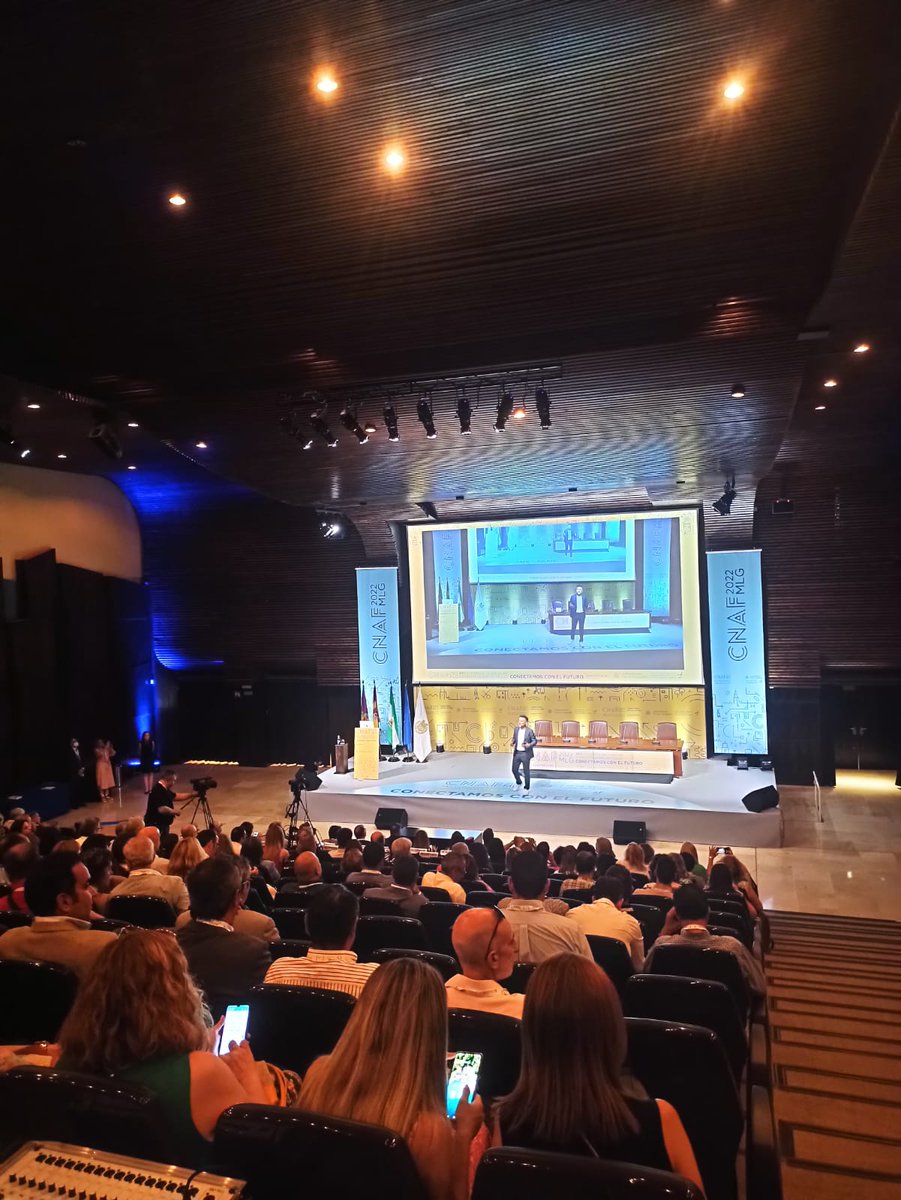 CAFMalagaES's tweet photo. Roberto López Fernández da la bienvenida al #CNAF2022 de una forma amena y divertida. 
Hace un repaso sobre el programa que vas a vivir en estos tres días #AFColegiado, presenta los lugares más emblemáticos de Málaga así como el carácter y la jerga de su gente.
#CAFMálaga https://t.co/RXmuIKcVLr
