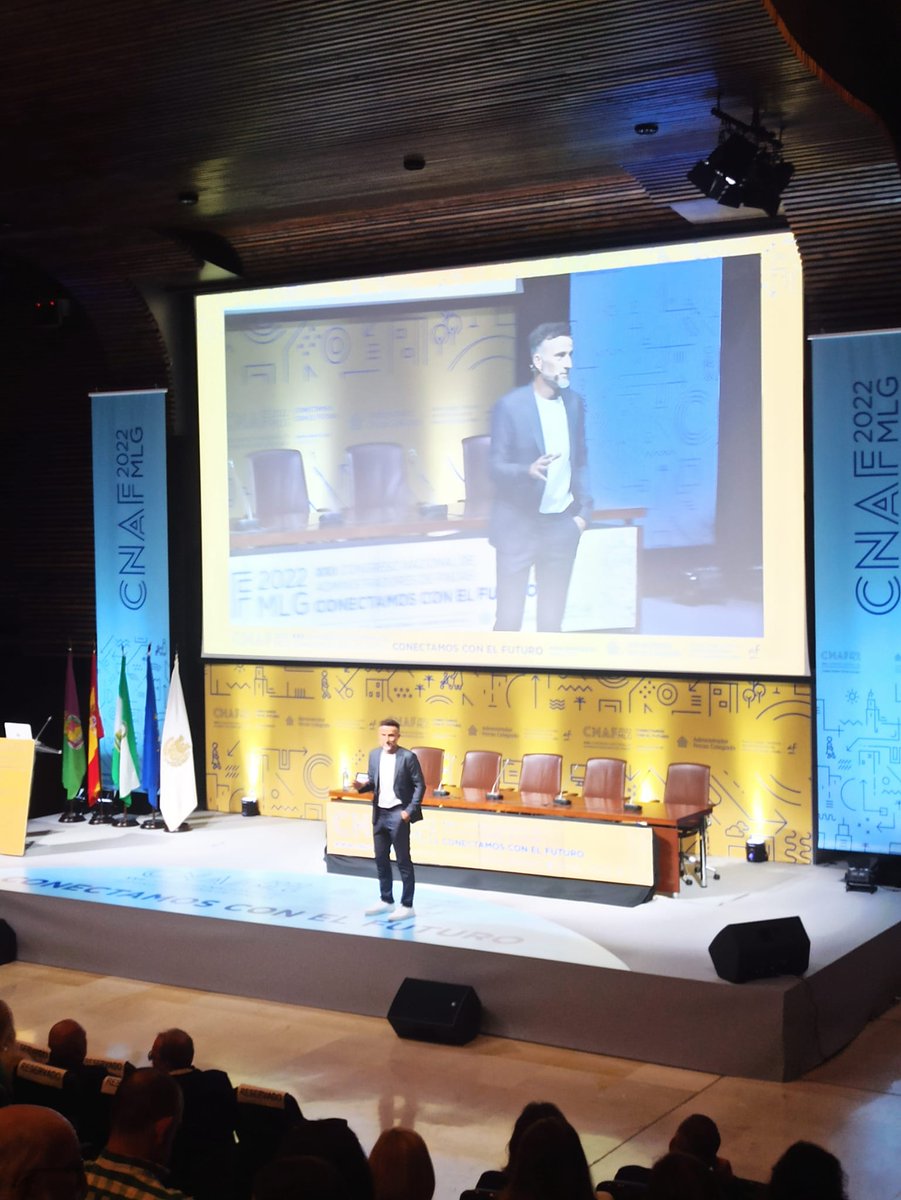 CAFMalagaES's tweet photo. Roberto López Fernández da la bienvenida al #CNAF2022 de una forma amena y divertida. 
Hace un repaso sobre el programa que vas a vivir en estos tres días #AFColegiado, presenta los lugares más emblemáticos de Málaga así como el carácter y la jerga de su gente.
#CAFMálaga https://t.co/RXmuIKcVLr