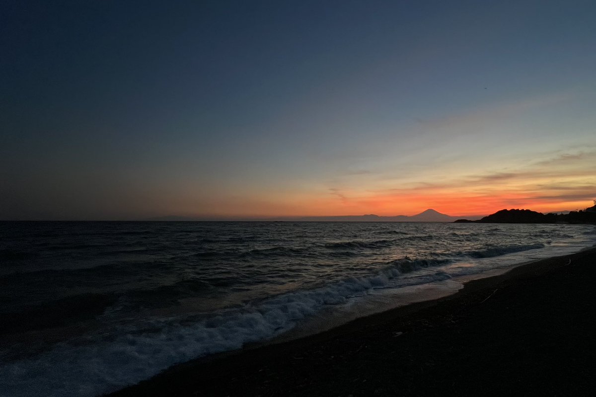 toru_photos's tweet photo. 昨日の夕焼け

陽が長くなってきたので
ゆっくり夕焼けを楽しめるのが
夏のいいところ

暑いのは大嫌いだが

#海沿いの暮らし #移住 #富士山 #夕焼け #夕暮れ #sunset #sunsettime #beachsidelife #cinematography #photography #mtfuji #iphone13pro #landscapephotography https://t.co/5r9jLtcYYD