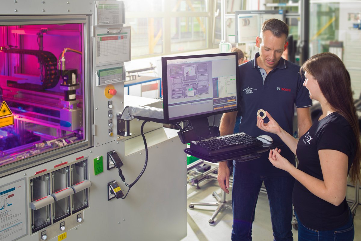 📰 Bosch ist es gemeinsam mit dem <a href="/KITKarlsruhe/">Shmoopy</a> und dem Chemieunternehmen <a href="/BASF/">BASF</a> erstmals gelungen, einen Mikro-#Reaktor aus technischer #Keramik mittels #3D-Druck herzustellen. Das vielseitige Material ist in den verschiedensten Branchen gefragt. Mehr👉 bit.ly/3a0WVxG
