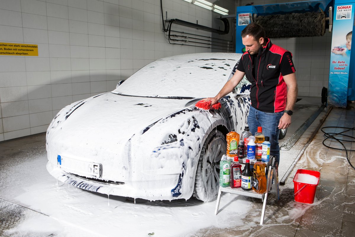 kuesofficial's tweet photo. Im aktuellen KÜS-Test haben wir 9 verschiedene  Autoshampoos getestet und festgestellt: Gut muss nicht gleich teuer sein 😏
ℹ️ Neugierig? Hier geht's zum Produkttest 👇
https://t.co/jNf2zDGLoL https://t.co/GV89mcQYJw