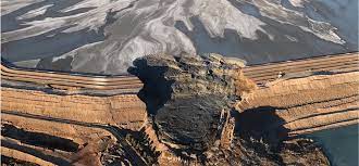 Rampant extractivism turns the Earth inside out. Then the fan hits the shit...

Just out. <a href="/LaurenARickards/">Lauren Rickards</a> and I talk about the massive global problem of climate change impacting back upon landscapes and infrastructures of extraction

journals.sagepub.com/doi/10.1177/20…