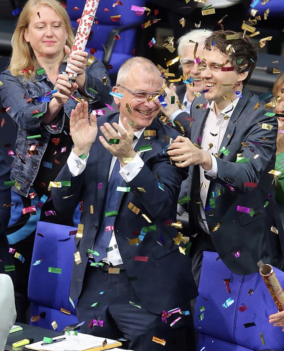 Heute vor 5 Jahren hat der Bundestag das Eheverbot für Lesben & Schwule aufgehoben. What a day! Ich saß auf der Besuchertribüne & hab heimlich ein wenig geweint bei den Plenarreden. #EheFürAlle 
❤️🧡💛💚💙💜