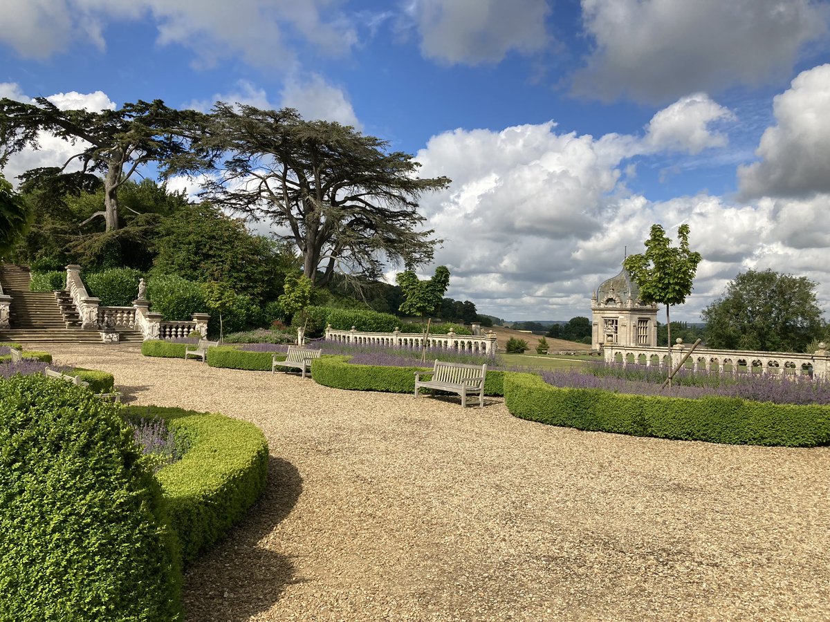 TheGenAboveMe's tweet photo. Oh, these gardens at @HarlaxtonManor are beautiful! #travelstudy https://t.co/X5qcy08ElH