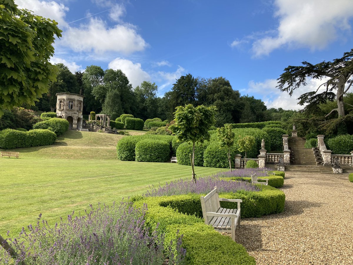 TheGenAboveMe's tweet photo. Oh, these gardens at @HarlaxtonManor are beautiful! #travelstudy https://t.co/X5qcy08ElH
