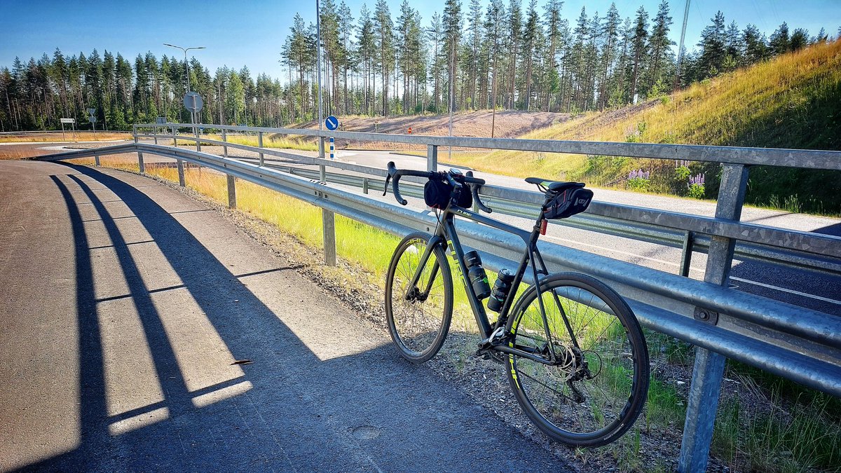 peepux's tweet image. Tee, mikä on oikein sinulle. 🚴‍♂️😉
#OnneksiPyöräOnKeksitty
#maantiepyöräily
#pyöräilytwitter