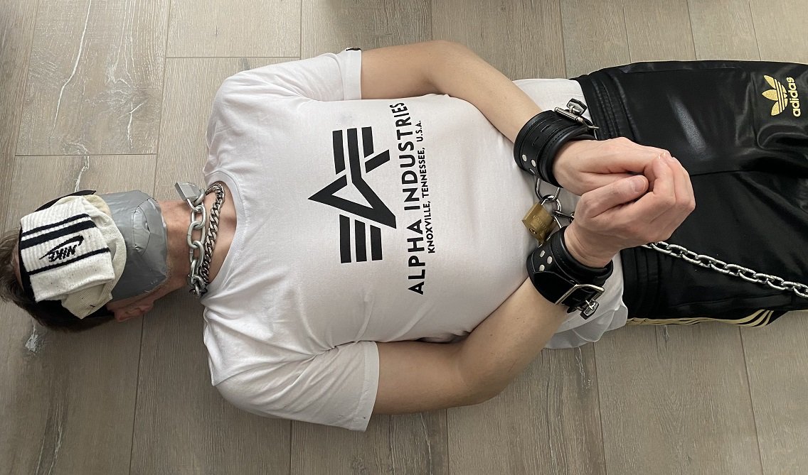 Forced to sniff master's smelly sox 
#gayfetish #gaybondage #bdsm #gayslave #smellysox