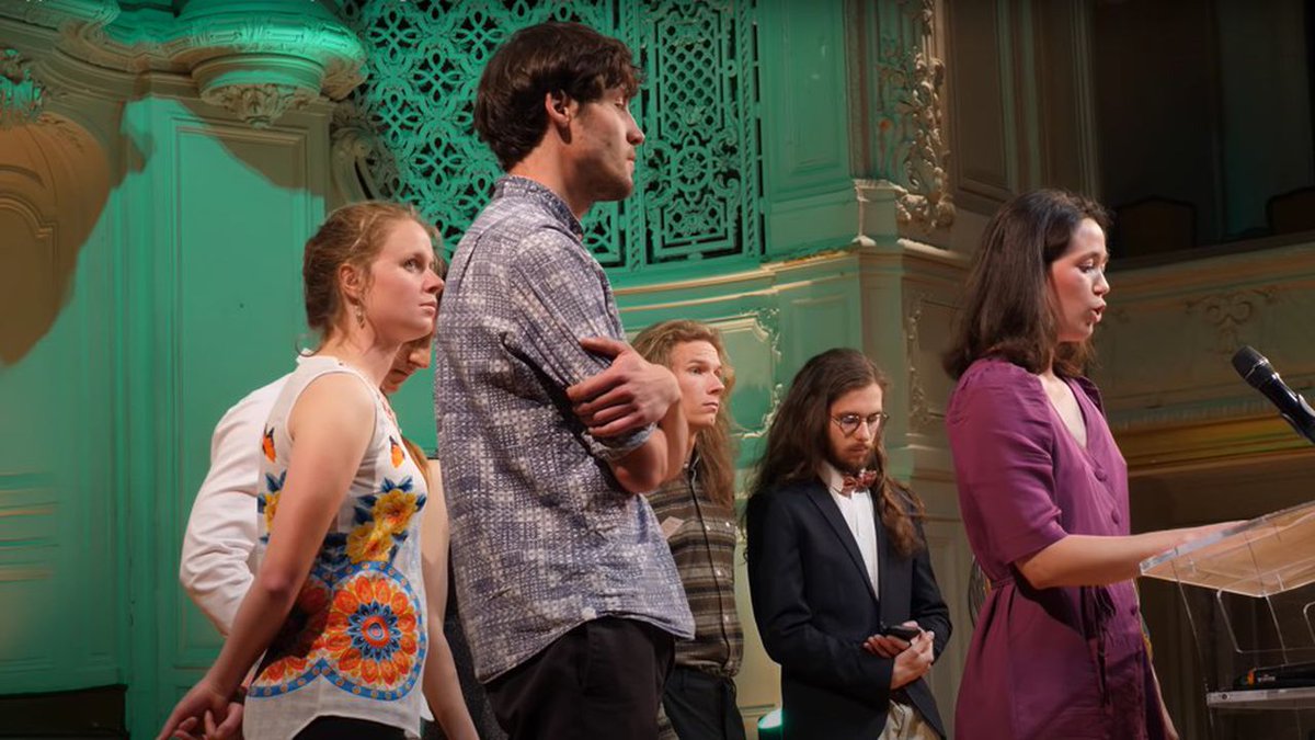 uzful's tweet image. Les discours des diplômés sur l'urgence climatique se multiplient.

Nous qui travaillons la marque employeur et avec des écoles, on est d'accord : les entreprises sont trop peu radicales en engagements sociétaux et environnementaux.

Les étudiants ne suivront pas le mouvement....