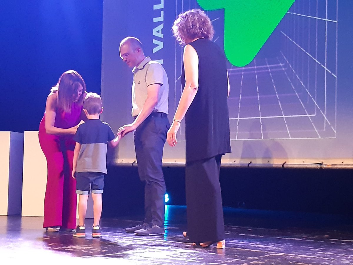 ajmollet's tweet photo. 🏆 Ahir es va celebrar la gala de @vallesvisio i el premi de l'Ajuntament de Mollet a títol pòstum va ser per a Montse Tarrès, per la seva gran tasca al capdavant de l'IMSD
👉L'alcaldessa de Mollet @MireiaDMollet va entregar el premi als seus familiars
#XIIPremisVV https://t.co/KLdQ2eU373