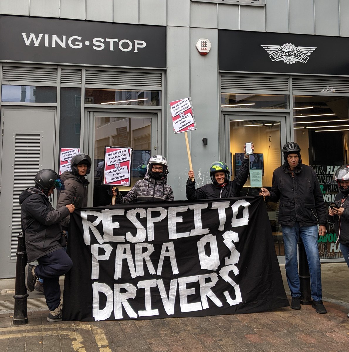 5/ Big shout out also to the 200+ members of the local community in Hackney who filled up the email inboxes of Wingstop management to let them know that its mistreatment of riders was unacceptable.