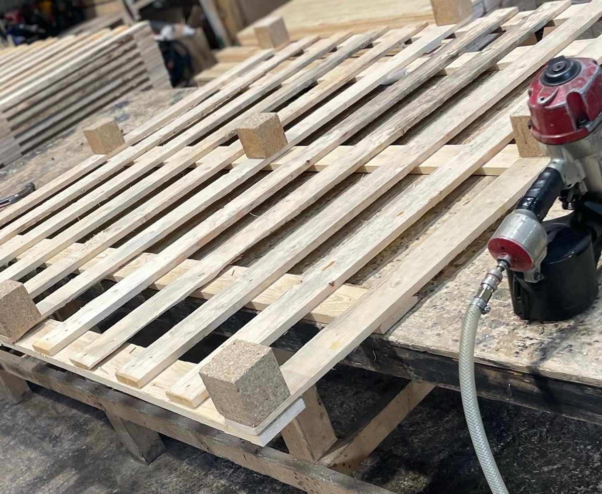 MurraysDPS's tweet photo. New job for a customer this morning

1800 x 1800 using a mixture of 75mm and 100mm width timbers

#timber #wood #heattreated #kilndried #nailgun #heavyduty #recycle #recyclable #cardboard #packaging #packingcases #packagingdesign #engineering #forklift #liverpool https://t.co/JVJkoyvwOM