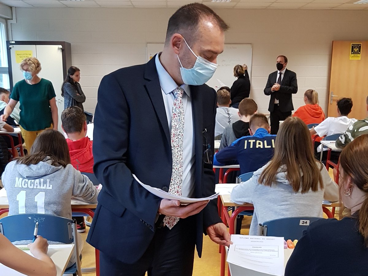 dsden_80's tweet photo. Quelques mots d'encouragements de Gilles Neuviale, #DASEN80, aux élèves du collège des Cygnes de Longpré-les-Corps-Saints avant la distribution des sujets du #DNB2022. Tous nos vœux de réussite aux élèves de la Somme!
@AcAmiens @MullerRaphal4 https://t.co/vQiLAQJYMU