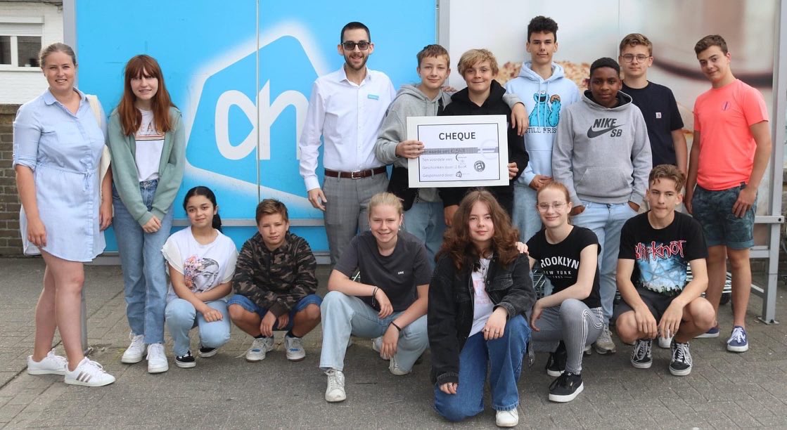 Vicky_Hoste's tweet photo. De leerlingen van 2 ECOR Atheneum hebben zich dit schooljaar ingezet met verkoop van appels, smoothie en snoepjes in samenwerking met @albertheijn Aalst. Ze zijn dan ook trots op de cheque met het bedrag van 548 euro die ze integraal schenken aan levensloop. #chipka #WijZijnAalst https://t.co/9xxfGKeUaZ