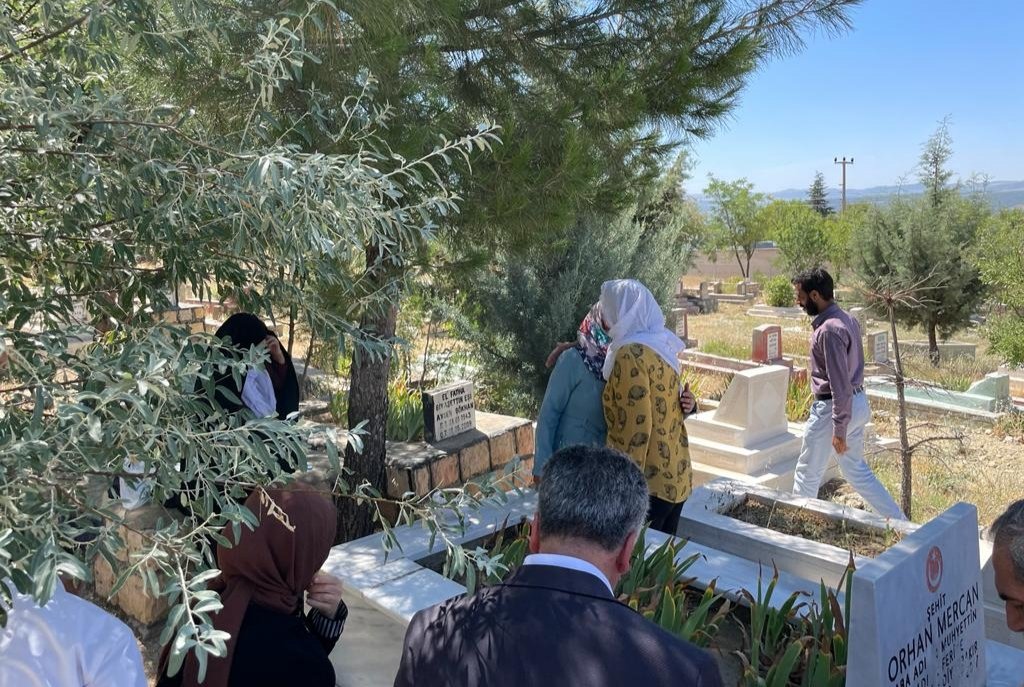 Kepoluasuna's tweet photo. PKK terör örgütünün haince katlettiği, Lice ilçe Başkan yardımcımız Şehit #OrhanMercan kardeşimizi Sene-i devriyesinde, mezarı başında andık.

Bu memleket ve bu dava için Şehit olanları unutmadan hareket etmek zorunda olduğumuz unutulmamalı ve unutturulmamalı.

Makamı âli olsun🤲 https://t.co/deMBV4QxyM