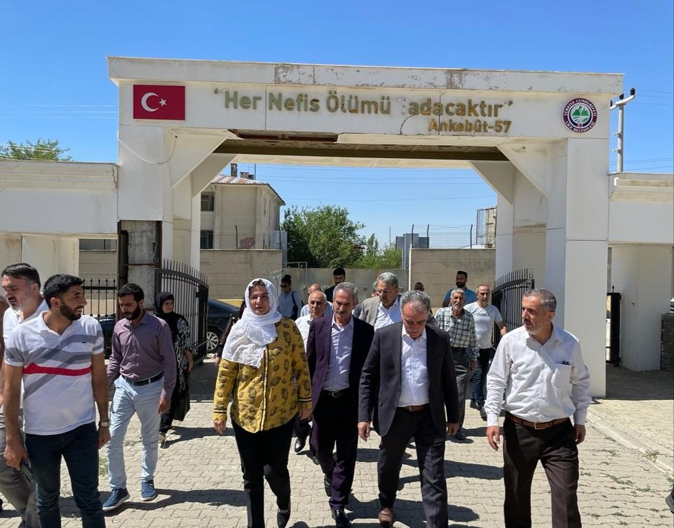 Kepoluasuna's tweet photo. PKK terör örgütünün haince katlettiği, Lice ilçe Başkan yardımcımız Şehit #OrhanMercan kardeşimizi Sene-i devriyesinde, mezarı başında andık.

Bu memleket ve bu dava için Şehit olanları unutmadan hareket etmek zorunda olduğumuz unutulmamalı ve unutturulmamalı.

Makamı âli olsun🤲 https://t.co/deMBV4QxyM