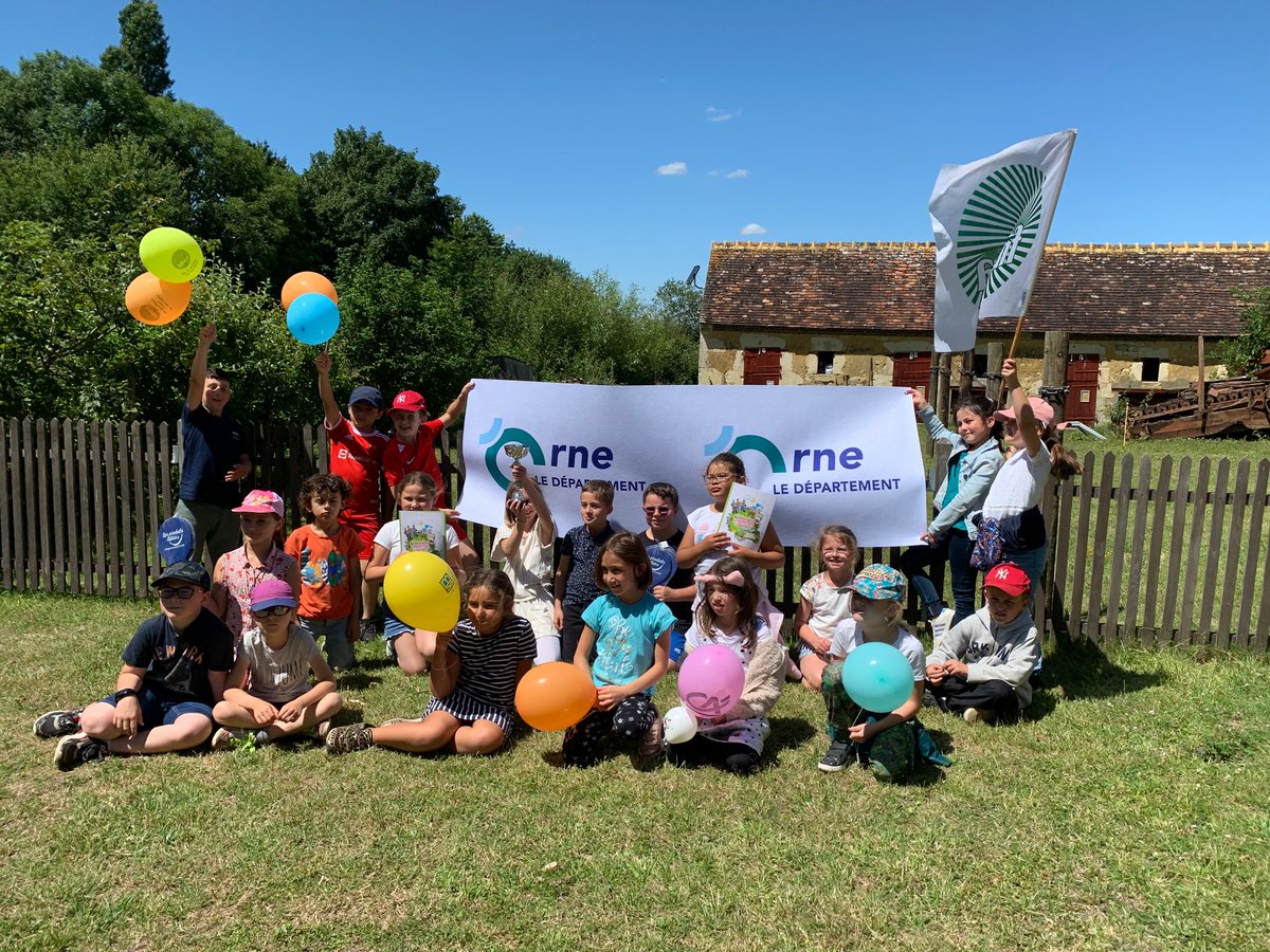EEcublei's tweet photo. Fiers d'être les gagnants du concours organisé par la FDSEA : Elaborer un bouquet champêtre.
La classe de CE1-CE2 a ainsi pu profiter d'une visite à l'Ecomusée du Perche. #fermesouvertes #fdsea #ecomusee @AiglePays @61Ien https://t.co/cMklngaHLm