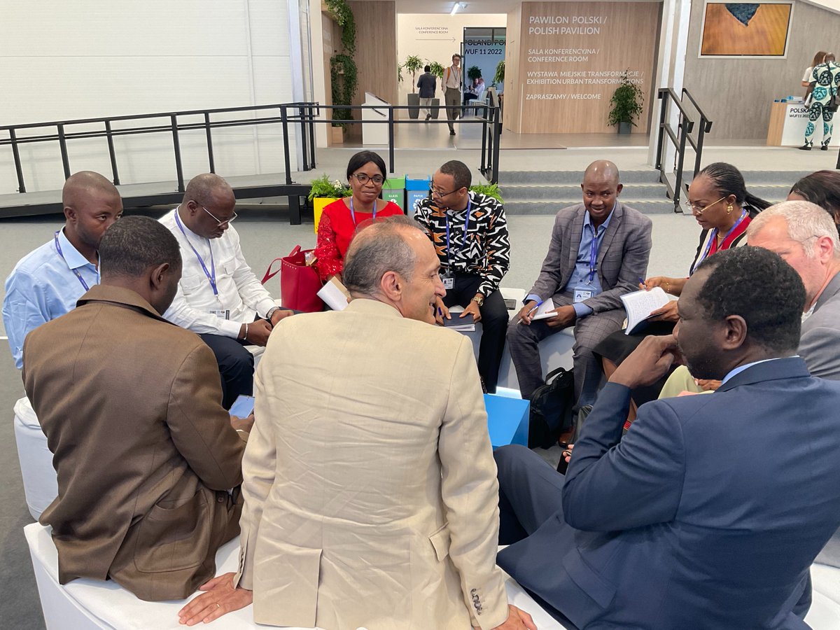 SDurables's tweet photo. En marge du #WUF le Bureau régional de @UNHABITAT a eu une réunion de travail avec la délégation 🇬🇳 sur le renforcement de son appui au #MUHAT ; la mise en œuvre des Plans et Stratégies à travers des projets catalogues transformatifs... https://t.co/Su3WBCNJtB