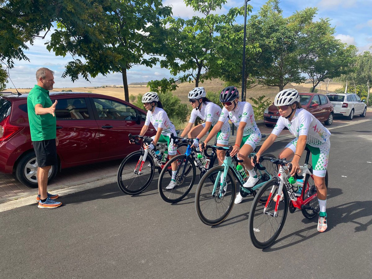 FACiclismo's tweet photo. 📸🚴🏻‍♂️🚴🏻‍♀️Ya tenemos a nuestros cadetes de la #SelecciónAndaluzaEscolar preparando la CRE de esta tarde con la que comienzan los Campeonatos de España 2022. #CEEscolaresValladolid22 https://t.co/LT3rWMF5BS