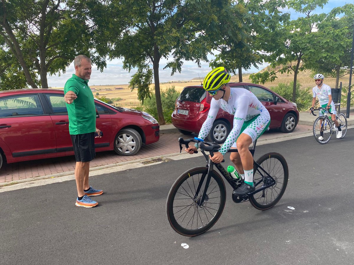 FACiclismo's tweet photo. 📸🚴🏻‍♂️🚴🏻‍♀️Ya tenemos a nuestros cadetes de la #SelecciónAndaluzaEscolar preparando la CRE de esta tarde con la que comienzan los Campeonatos de España 2022. #CEEscolaresValladolid22 https://t.co/LT3rWMF5BS
