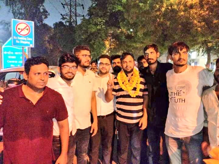 ज़ालिम से कहो जेल की तादाद बढ़ा दे,
ज़िंदा हैं अभी मुल्क में सच बोलने वाले।

युवा विरोधी #अग्निपथ_योजना के खिलाफ भाजपा अध्यक्ष <a href="/JPNadda/">Jagat Prakash Nadda</a> के आवास के बाहर प्रदर्शन करने पर हमारे निर्दोष परिवारजनों को परेशान किया गया, हमारे ऊपर झूठे मुकदमे (धारा307) लगाकर हमें जेल भेजा गया। मगर.(1/2)