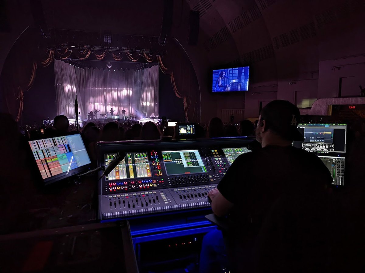 DiGiCo_official's tweet photo. Olivia Rodrigo’s SOUR Tour Mixes with Sweet Pair of DiGiCo Consoles 🙌
Read the full story here: https://t.co/TA7Gv5zZhq
#DiGiCo #Quantum338 #DiGiCoQuantum338 #AudioEngineer #MixingConsole #DigitalMixingConsole #DigitalConsole https://t.co/5CLErcmSyv