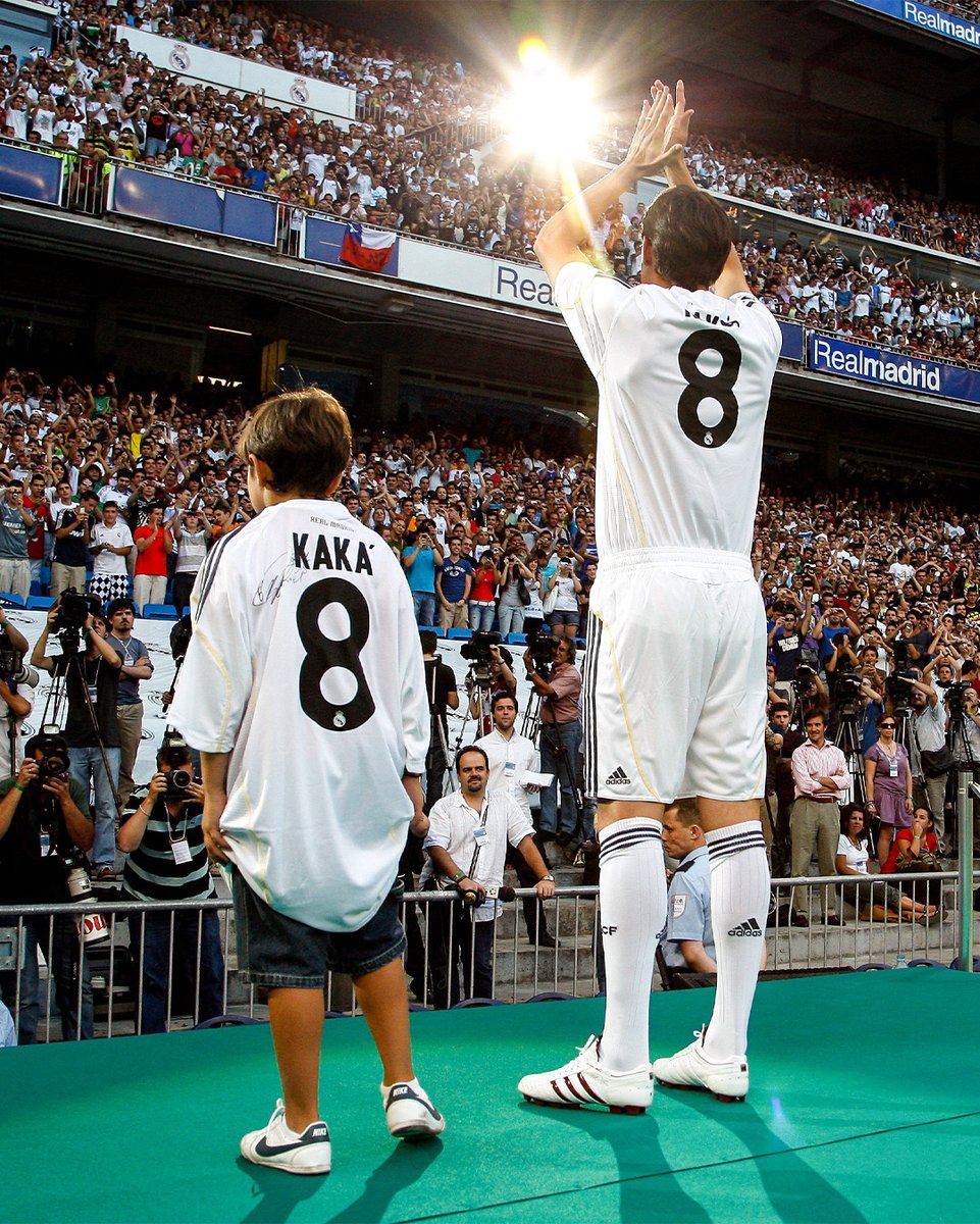 realmadrid's tweet photo. ✨8️⃣ Tal día como hoy, hace 13 años, presentamos a @KAKA como madridista!
#RealFootball https://t.co/4MI9NbGNke