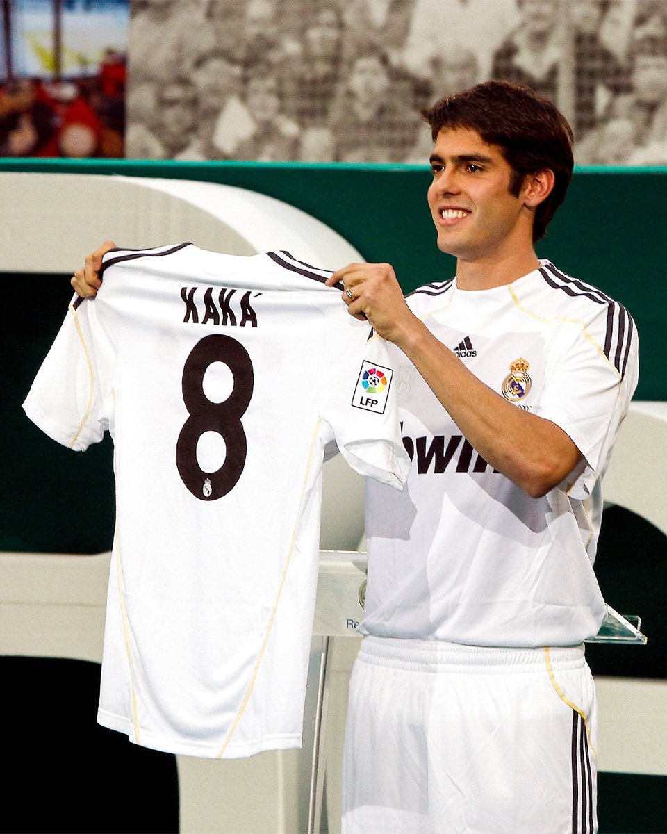 realmadrid's tweet photo. ✨8️⃣ Tal día como hoy, hace 13 años, presentamos a @KAKA como madridista!
#RealFootball https://t.co/4MI9NbGNke