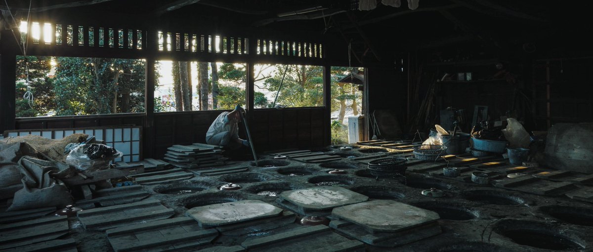 sato_net's tweet photo. 『藍染め』
.
江戸時代から続く藍染め工房。甕場からは染め作業の静かな音だけが流れる。
.
#GRAPHERS
#シネマチックフォトチャレンジ
#4枚で綴るストーリー https://t.co/ub8HUBCeYT