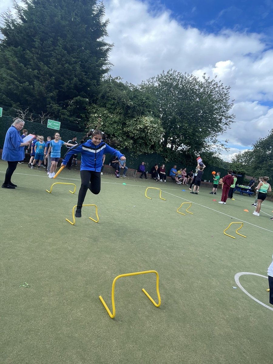 FlanshawJIN's tweet photo. A snap shot of our Year 5/6 sports day! #activeants #parentshub https://t.co/nIS4kWZn26