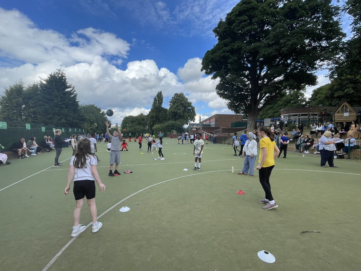 FlanshawJIN's tweet photo. A snap shot of our Year 5/6 sports day! #activeants #parentshub https://t.co/nIS4kWZn26