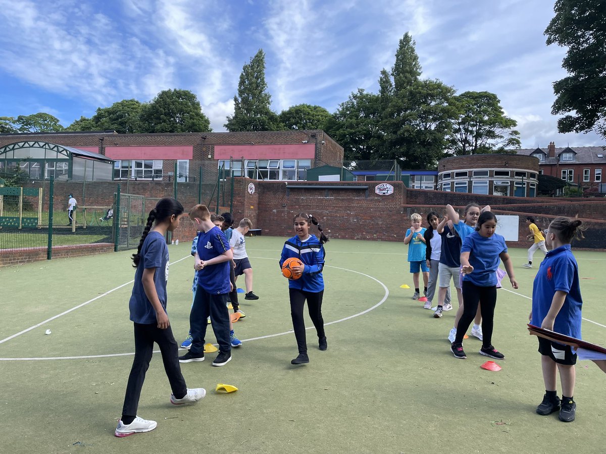 FlanshawJIN's tweet photo. A snap shot of our Year 5/6 sports day! #activeants #parentshub https://t.co/nIS4kWZn26