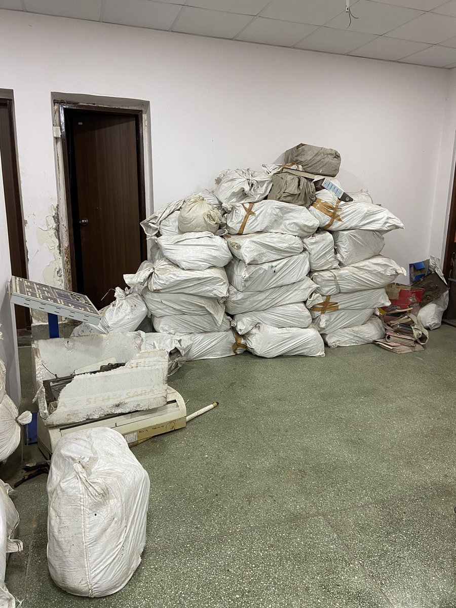 ArpanYCT's tweet photo. At the Charity Commissioner’s office. Sad. What happened to digitization? Efficiency? State of affairs will change in whose lifetime? Not ours. https://t.co/1MRbsQNjjH