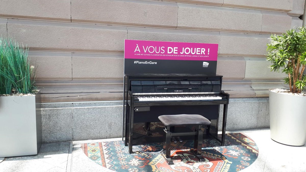 CelineMartaud's tweet photo. 📅 RDV le 1er juillet pour célébrer les 10 ans des #PianoEnGare 🎼 🎹 de #strasbourg !
A 19h, #GREGORYOTT, pianiste, jouera un petit mix de compositions personnelles, chansons françaises, pop internationale et quelques surprises 🥳
@ConnectGares @strasbourg @NViverge_SNCF https://t.co/RBqkKMDdZE