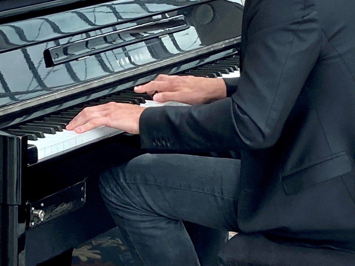 CelineMartaud's tweet photo. 📅 RDV le 1er juillet pour célébrer les 10 ans des #PianoEnGare 🎼 🎹 de #strasbourg !
A 19h, #GREGORYOTT, pianiste, jouera un petit mix de compositions personnelles, chansons françaises, pop internationale et quelques surprises 🥳
@ConnectGares @strasbourg @NViverge_SNCF https://t.co/RBqkKMDdZE