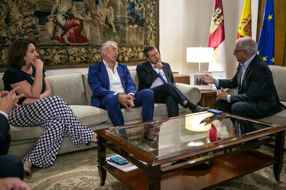 📸 El presidente de #CastillaLaMancha, <a href="/garciapage/">Emiliano García-Page</a>, recibe, en el Palacio de Fuensalida, a los representantes de la empresa <a href="/Pernod_RicardES/">Pernod Ricard España</a>. 

📸
flickr.com/photos/emilian…