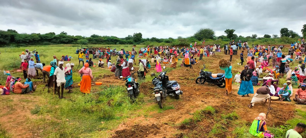 TPIECV's tweet photo. ಲಕ್ಷ್ಮೇಶ್ವರ ತಾಲೂಕಿನ ಅಡರಕಟ್ಟಿ ಗ್ರಾಮ ಪಂಚಾಯತಿಯ ಹರದಗಟ್ಟಿ ಗ್ರಾಮದ ಬೇಂದ್ರೆ ಕೆರೆ ಹೂಳೆತ್ತುವ ಕಾಮಗಾರಿ ಪ್ರಗತಿಯಲ್ಲಿದೆ. ಗುರುವಾರ ಒಟ್ಟು 485 ಕೂಲಿಕಾರರು ಕೆಲಸದಲ್ಲಿ ತೊಡಗಿದ್ದರು. @DharmarKrishna @MgnregsK @ZP_Gadag @ArishanadSatish @Namma_Gadag @GadagInsights @DIPRGadag https://t.co/I71H5eoBLE