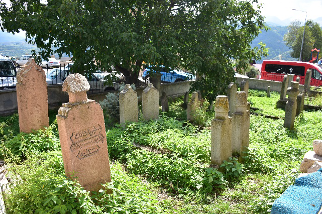 tetri_khari's tweet photo. #Posof kasabası eskiden Gürcü köyüydü: #Diğviri. Köylü erkeler Basila, Maharebel, Mamuka, Badura, Papuna, Demetre, Laşkara gibi adlar taşıyordu (1595 Osmanlı tahrir defteri). Köye sonra #Digur dendi. Gürcülerden kalma kilise kalıntısı, 1883 tarihli cami, Osmanlı mezarlığı. https://t.co/EXGXQktKNg