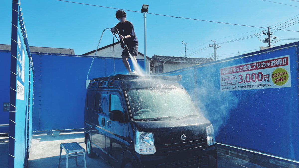 smallbeach_n's tweet photo. 【軽キャンピングカー】ミニチュアクルーズ、目線カメラでみるドキドキの屋根上洗車！ https://t.co/L6YF8SRTas @YouTubeより

#キャンピングカー #ミニチュアクルーズ #軽キャンピングカー #軽キャン #洗車 #smallcamper #microcamper #tinycamper #vanlife https://t.co/DRnLx3qiwp