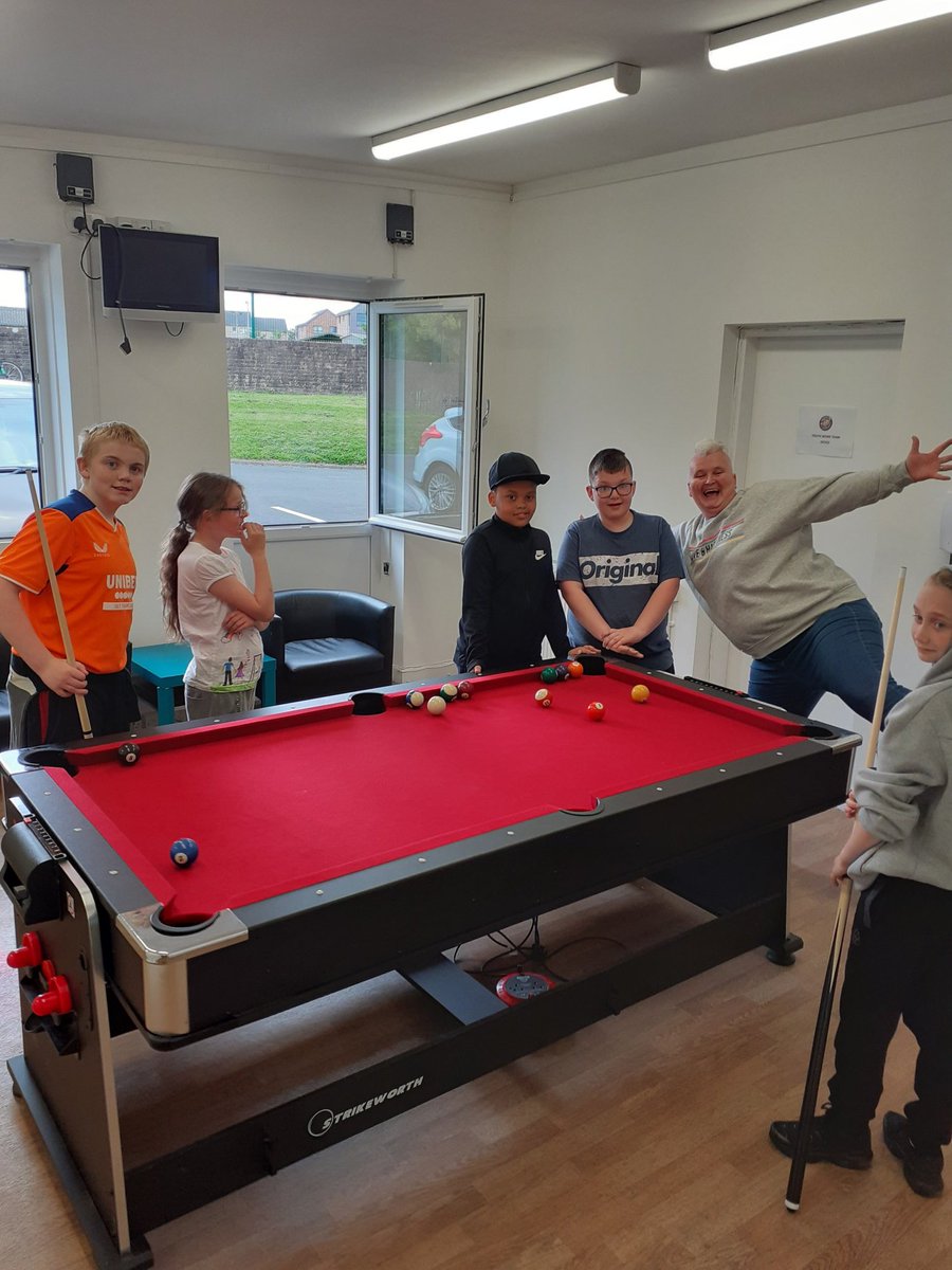 Great fun with out @intandemScot mentees and our @ysortit youth group! Pool, xbox, pizza and chicken nuggets. Smiles all round!!! @GillianYsortit
