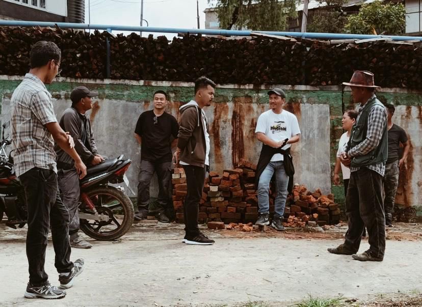 freddy_nunsanga's tweet photo. Everyone including @RayColney & @HannahiPa are facing the other way and seems to be having an amusing conversation.
I seriously don’t know why I’m facing the other way or what I was looking at when this was snapped. #TheOddOne 😂 https://t.co/gmxisDTAxE