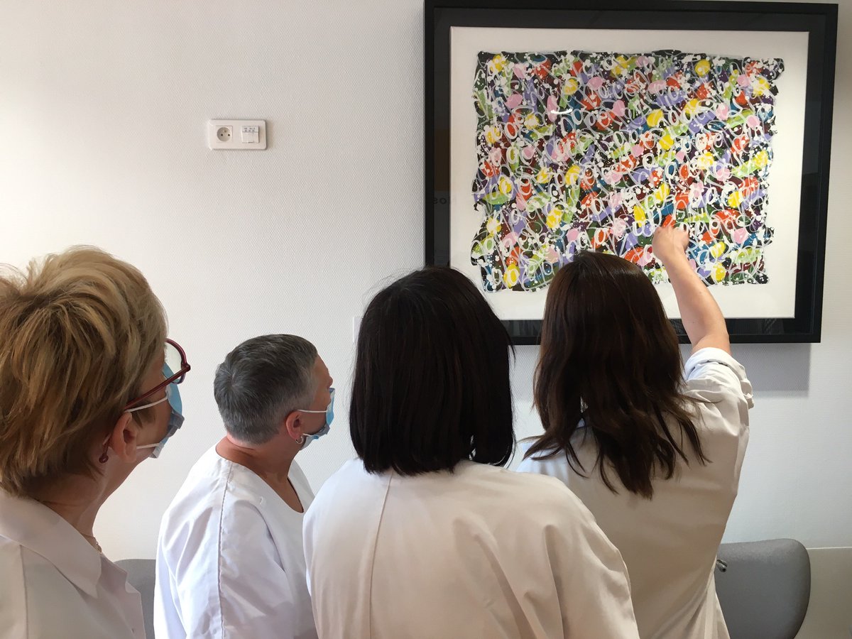 CHU_Lille's tweet image. L’œuvre de l'artiste #JonOne, réalisée à l’attention des patients et des professionnels, a trouvé sa place dans le service de cardiologie infantile et congénitale 🎨 .
Avec ce don, JonOne confirme son engagement aux côtés des institutions caritatives dont l’hôpital, merci 👏