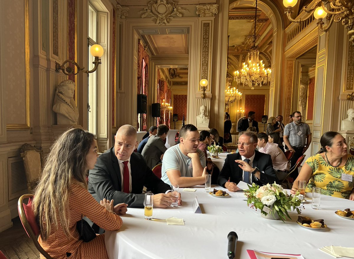 Prefet34's tweet photo. #parrainage pour l'#Emploi
Rencontre parrains-filleuls à la préfecture #Hérault

Le préfet, les sous-préfets, directeurs et chefs de service ont échangé avec les jeunes de la @Mlj3M
👉Partage d'expériences
👉Conseils pour rechercher un emploi
👉Ouvrir son réseau professionnel https://t.co/opwmH4IxZH
