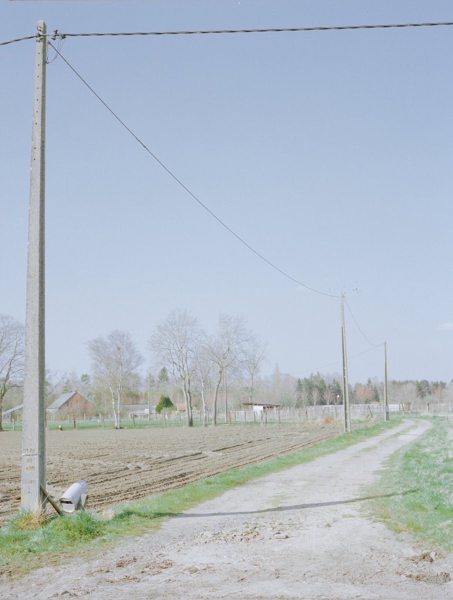 roelandhens's tweet photo. A midday stroll through a farmer town🌾 #believeinfilm #shootitwithfilm #120film #KODAK #filmphotography https://t.co/6GU4QDAf9G