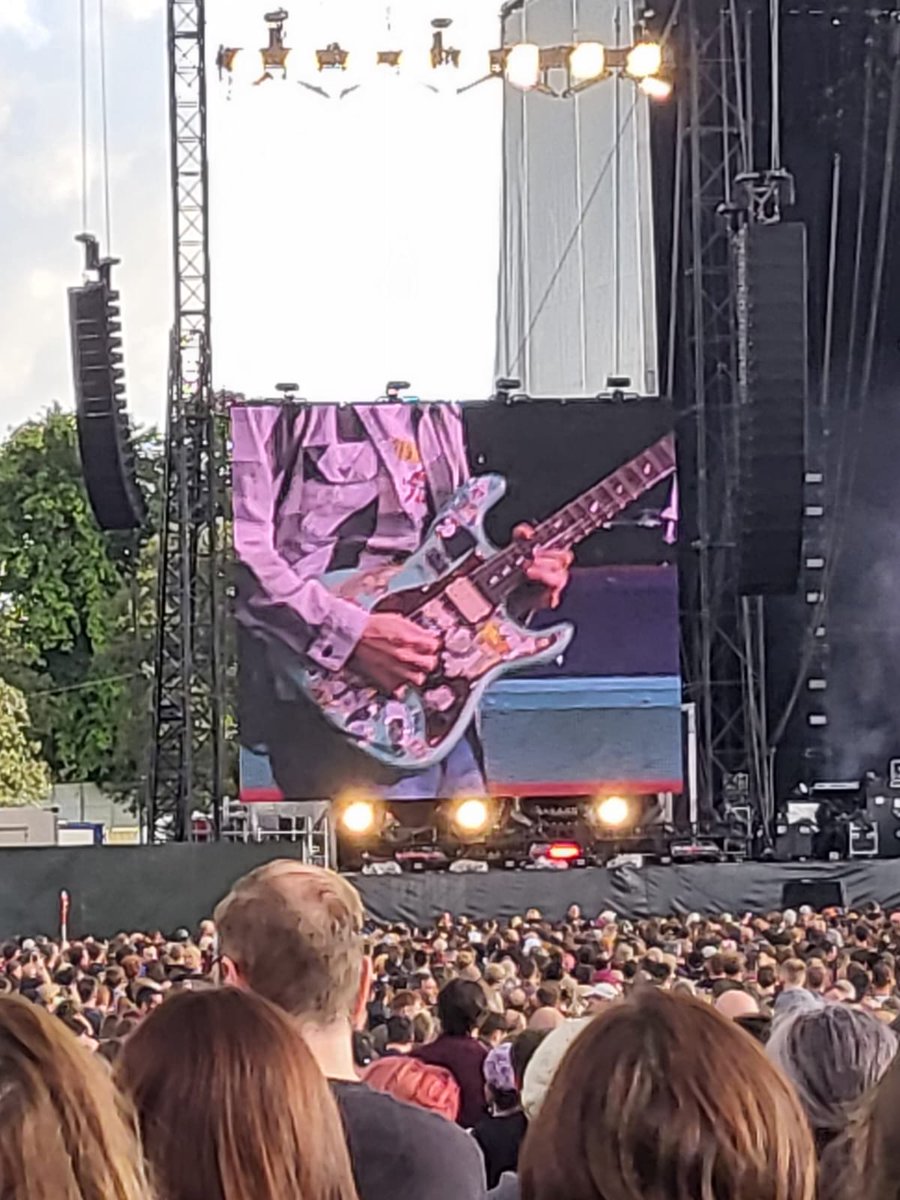 ADHDae's tweet photo. @RiversCuomo has a Kumamon sticker on his guitar. But the question is: does he have ambition in his chest? https://t.co/B21zwai4A0