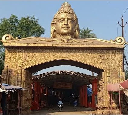 GoChhattisgarh's tweet photo. छत्तीसगढ़ के बिलासपुर ज़िले के रतनपुर में स्थित महामाया मंदिर ऐतिहासिक एवं धार्मिक दृष्टि से बहुत ही महत्वपूर्ण है| ऐतिहासिक, धार्मिक तथा पर्यटन की दृष्टि से ये मंदिर प्रदेश के सर्वाधिक महत्वपूर्ण धार्मिक स्थलों में से एक हैl
#gochhattisgarh
#VisitCG 
#ratanpur 
#temples https://t.co/VRXrpnKxD5