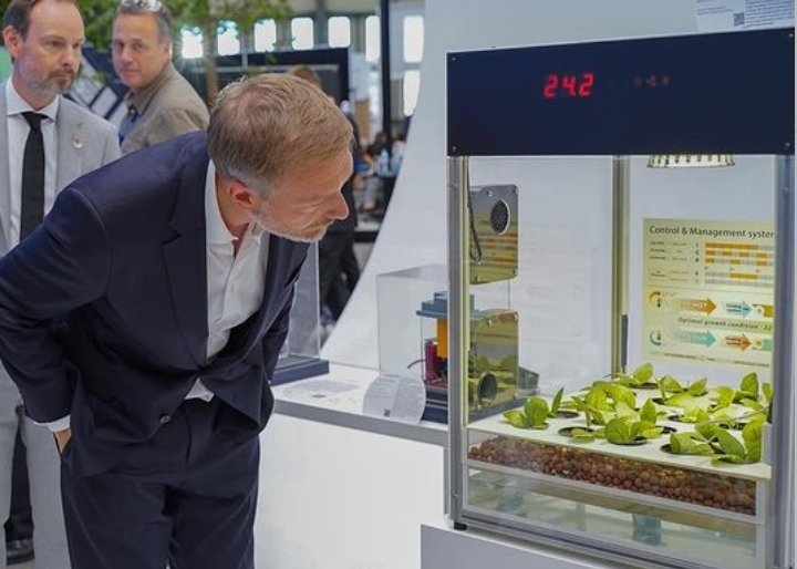 Christian Lindner, wie er 2042 das einzige noch intakte Klima begutachtet